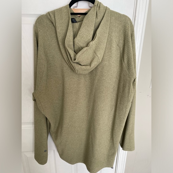 Lululemon At Ease Hoodie
Heathered Rosemary Green / Black. Size XXL - Picture 2 of 5